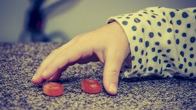 Детская рука, сладости, конфеты, фото - Новости Zakon.kz от 03.08.2025 07:44