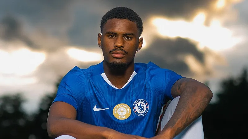 Победитель КЧМ-2025 по футболу усилился 19-летним защитником "Аякса"