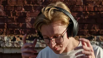 Наушники, стена, улицы, фото - Новости Zakon.kz от 05.08.2025 07:59