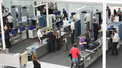 люди на досмотре в аэропорту, фото - Новости Zakon.kz от 06.08.2025 11:01