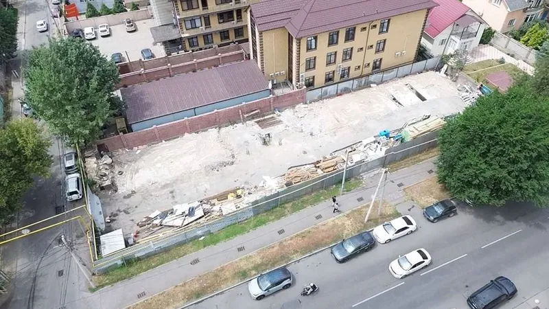 Автомойка ушла под снос в Алматы