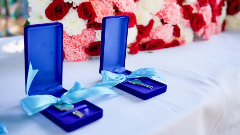 Аким Шымкента вручил ключи новоселам в рамках модернизации района "Зеленая балка"