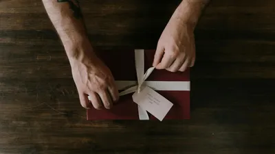 Руки, коробка, подарок, фото - Новости Zakon.kz от 07.08.2025 08:11