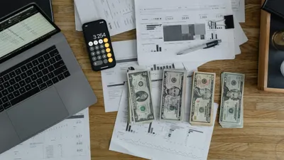 купюры доллара, фото - Новости Zakon.kz от 07.08.2025 15:42