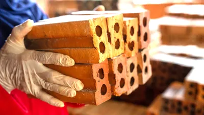 кирпичи и руки, фото - Новости Zakon.kz от 07.08.2025 16:33