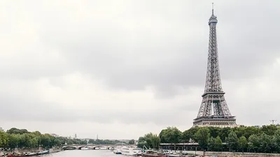 парашютиста арестовали за прыжок с Эйфелевой башни, фото - Новости Zakon.kz от 09.08.2025 23:40