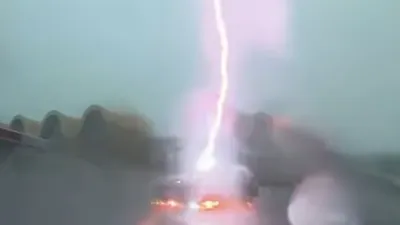 Транспорт, молния, разряд, небо, фото - Новости Zakon.kz от 10.08.2025 07:15