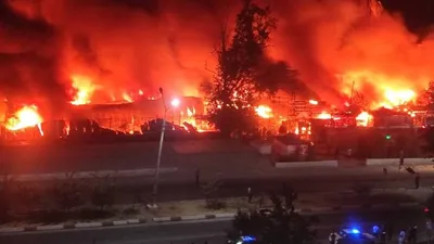 В Ташкенте сгорел рынок "Уч Кахрамон", фото - Новости Zakon.kz от 11.08.2025 07:48