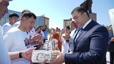 Раздача книг молодежи, фото - Новости Zakon.kz от 11.08.2025 11:22