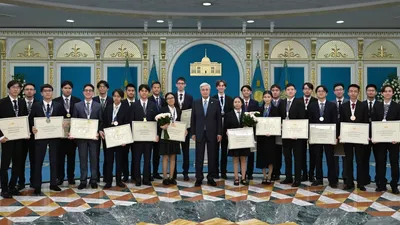 президент РК Касым-Жомарт Токаев, награжденные школьники, фото - Новости Zakon.kz от 11.08.2025 16:31