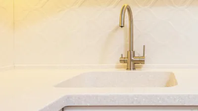 раковина с краном, фото - Новости Zakon.kz от 11.08.2025 13:34