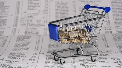 коллаж из корзинки с деньгами и счетами, фото - Новости Zakon.kz от 12.08.2025 10:11