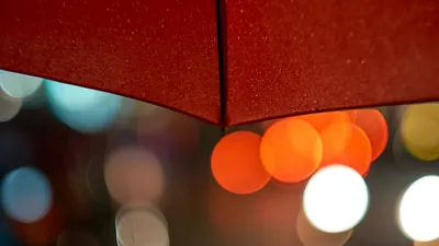 зонтик, блики, фото - Новости Zakon.kz от 12.08.2025 18:02