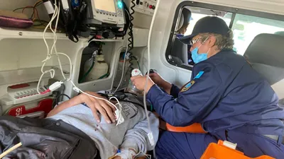 пострадавший мужчина и спасатель в скорой помощи, фото - Новости Zakon.kz от 12.08.2025 11:03