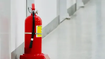 Огнетушитель на полу, фото - Новости Zakon.kz от 12.08.2025 09:25
