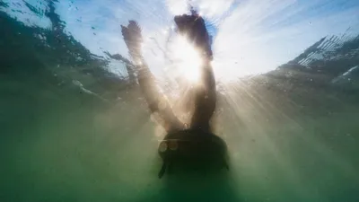 спасение тонущего человека, фото - Новости Zakon.kz от 13.08.2025 23:08