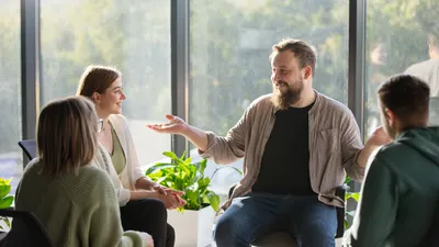 сплетни в коллективе, фото - Новости Zakon.kz от 13.08.2025 21:41