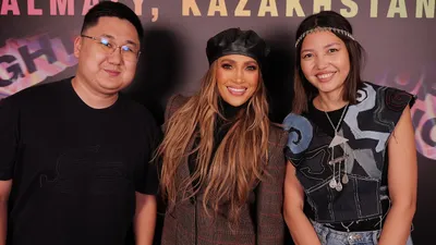 американская певица Дженнифер Лопес, художница Ассоль с мужем, фото - Новости Zakon.kz от 14.08.2025 09:45