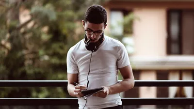 парень, наушники, фото - Новости Zakon.kz от 14.08.2025 09:24