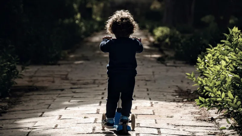 Трехлетний казахстанец заблудился в степи – его спас полицейский на лошади