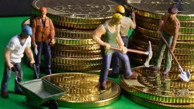 коллаж с монетами и работниками, фото - Новости Zakon.kz от 14.08.2025 14:30