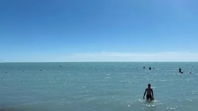 люди купаются в Балхаше, фото - Новости Zakon.kz от 14.08.2025 11:55