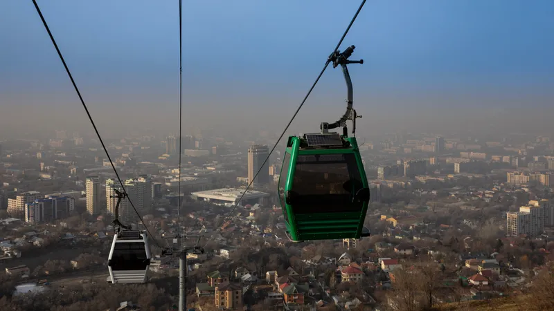 К жителям Алматы, Астаны и еще 11 городов синоптики обратились с предупреждением