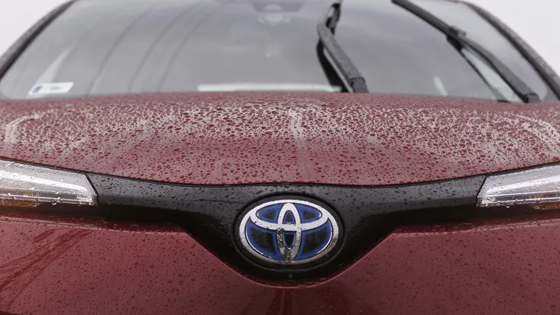 Toyota-амфибия: в Алматы водитель решил "переплыть" Есентай