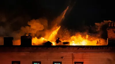 Горящее здание, фото - Новости Zakon.kz от 14.08.2025 08:10