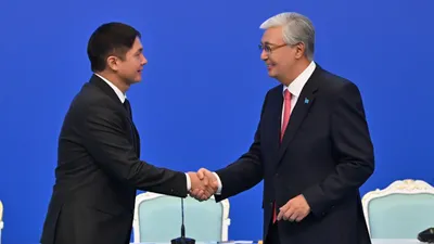 президент РК Касым-Жомарт Токаев, награждение педагога, фото - Новости Zakon.kz от 15.08.2025 12:38