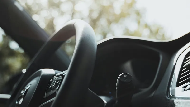 Ни машин, ни денег: в Атырау жертвами автосалона стали около 100 человек