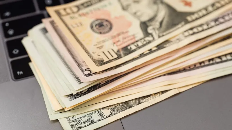 Курс доллара вырос почти на 3 тенге в Казахстане