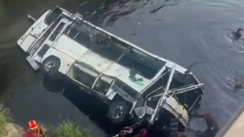 18 человек погибли в Алжире после падения автобуса в реку