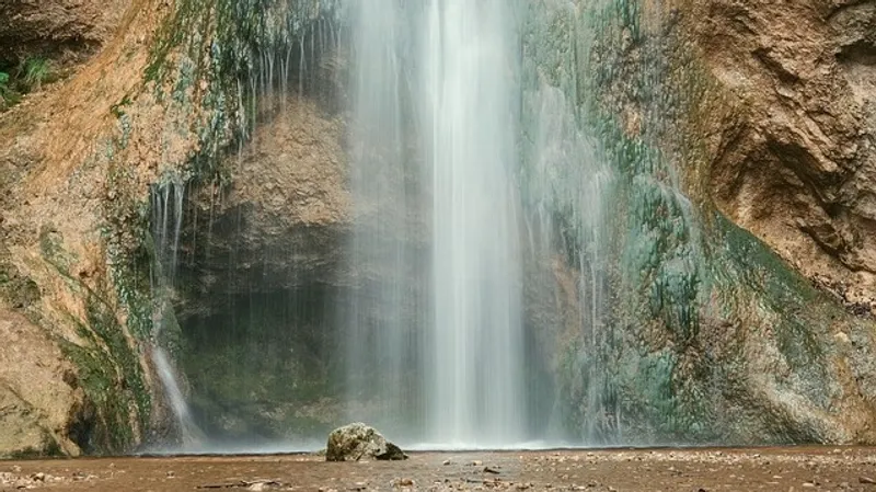 Два дня провел американский турист в ловушке за водопадом
