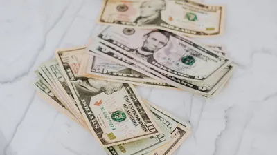 торги по валютам, фото - Новости Zakon.kz от 18.08.2025 15:42