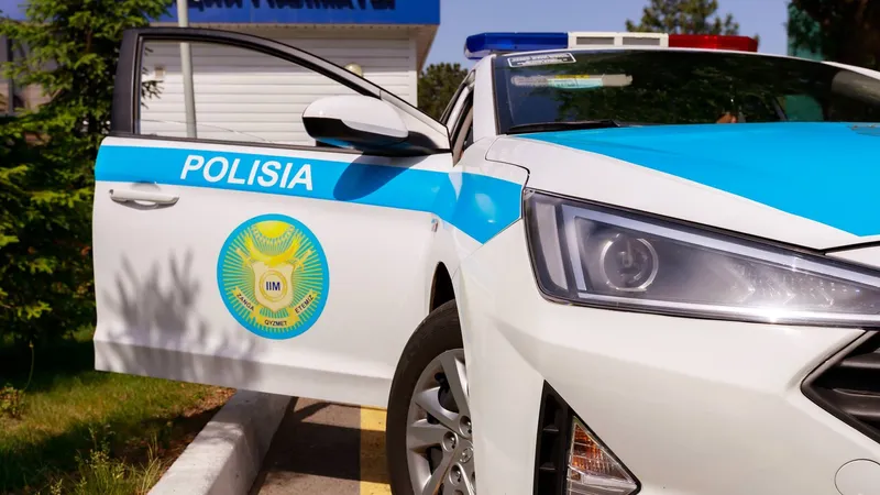 Кроссовер провалился в яму на оживленной дороге в Павлодаре