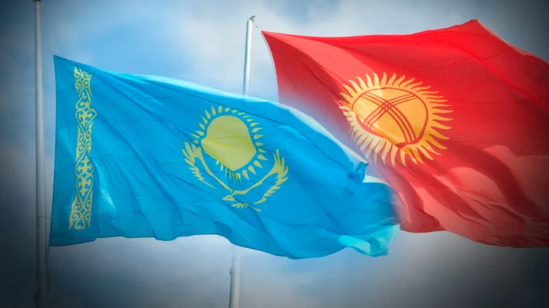 Флаги Кыргызстана и Казахстана, флаги Кыргызской Республики и Республики Казахстан, флаги КР и РК