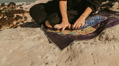 гадалка с картами на камне, фото - Новости Zakon.kz от 19.08.2025 14:41