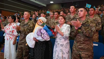 солдаты, родители, фото - Новости Zakon.kz от 19.08.2025 18:19