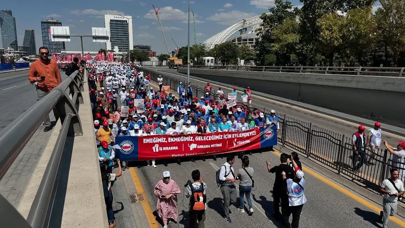 Госслужащие Турции вышли на забастовки