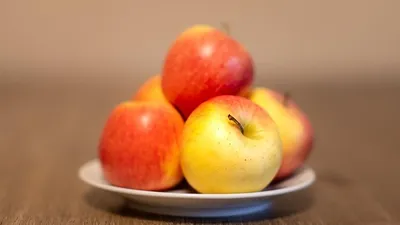яблоки на тарелке, фото - Новости Zakon.kz от 19.08.2025 13:35
