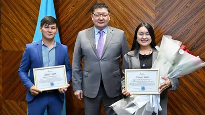 Аким области Абай Берик Уали, экоактивисты Дамир Айдынулы и Кербез Айдарбеккызы, фото - Новости Zakon.kz от 19.08.2025 17:58