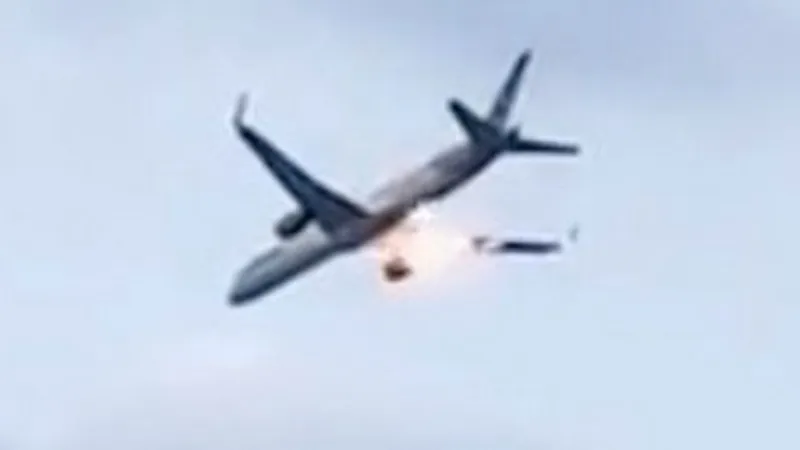 Двигатель самолета взорвался в небе над Грецией: видео опубликовали в соцсетях