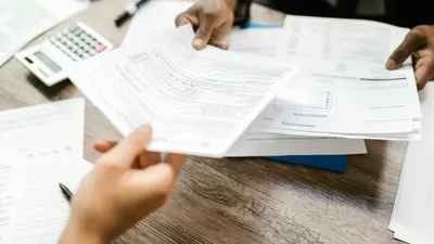 бумаги передают из рук в руки, фото - Новости Zakon.kz от 20.08.2025 14:09