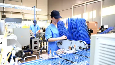 Завод, производство, люди на производстве, рабочий, рабочие, цех, работник, работники, сурет - Zakon.kz жаңалық 15.12.2025 16:47