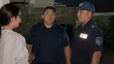 подросток, сотрудники ДУИС по Мангистауской области, фото - Новости Zakon.kz от 20.08.2025 12:29