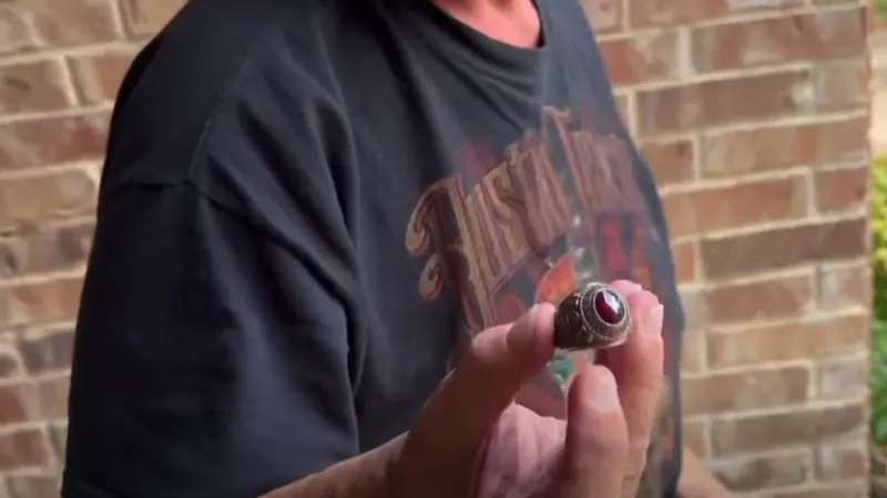 Утонувшее кольцо американцу удалось вернуть спустя 56 лет