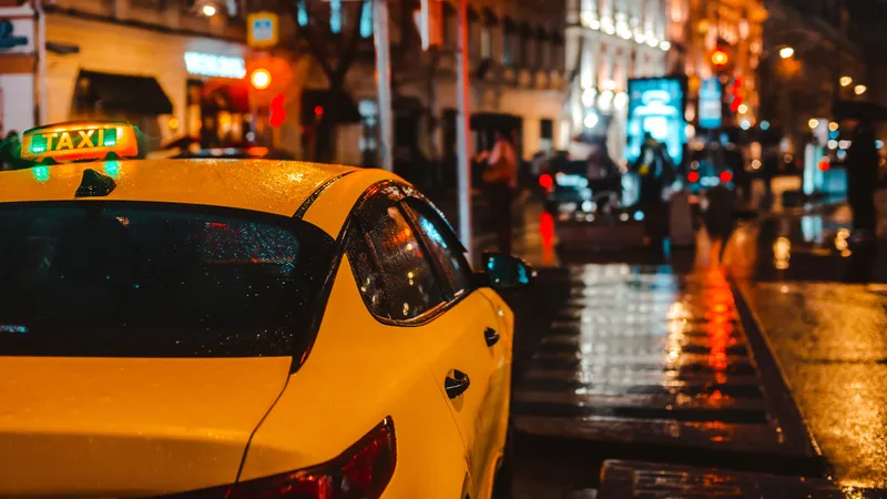 Таксист на Крите бросил женщину с детьми в безлюдном месте ради туристов