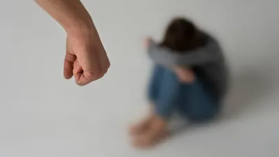 насилие над детьми со стороны родителей, фото - Новости Zakon.kz от 20.08.2025 19:08