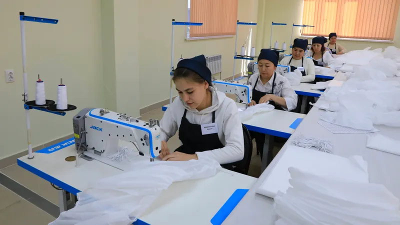 Швейный цех, швейное производство, швея, швеи, текстильное производство, пошив, швейная фабрика , фото - Новости Zakon.kz от 06.08.2026 08:57